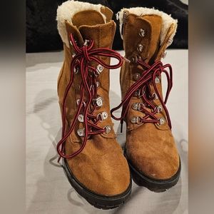 Heeled tie winter boots